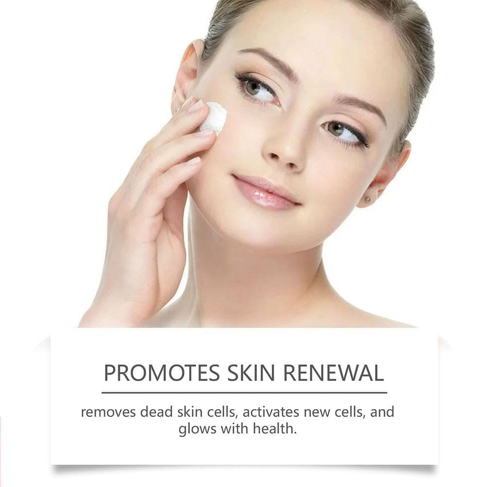 Coussinets faciaux en coton blanc utilisés avec le sérum activateur raffermissant au rétinol pour l’application des soins de la peau