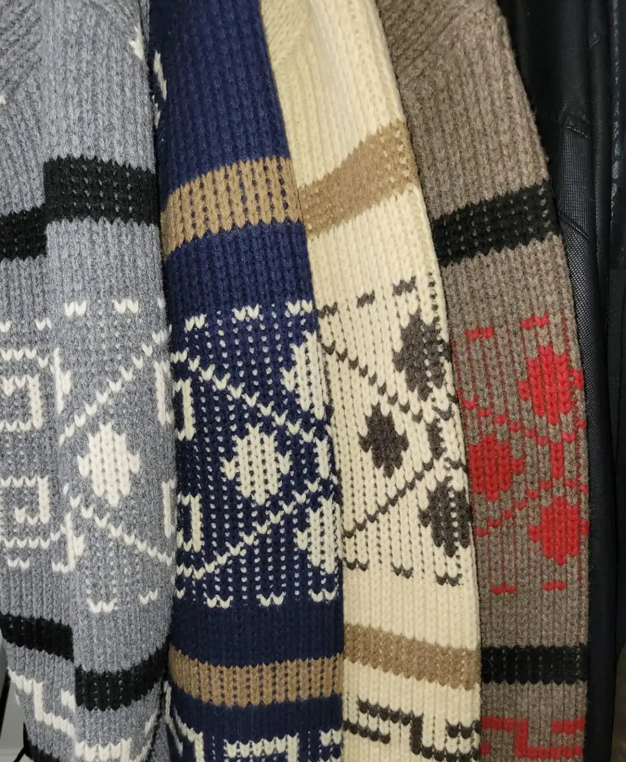 Pull-overs cardigan vintage à fermeture éclair géométrique pour homme, en gris avec des motifs blancs, bleu marine avec du beige crème, marron et tan, avec des motifs floraux rouges, présentés dans divers styles de maille.