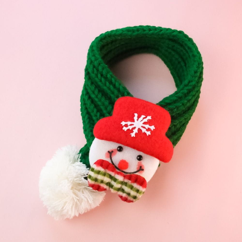 Chalina de Navidad para mascotas con diseño de cachorro y gatito, tejida en vellón verde, con un encanto de muñeco de nieve rojo que lleva un gorro con copo de nieve blanco y una bufanda a rayas, que incluye un esponjoso pompón blanco.