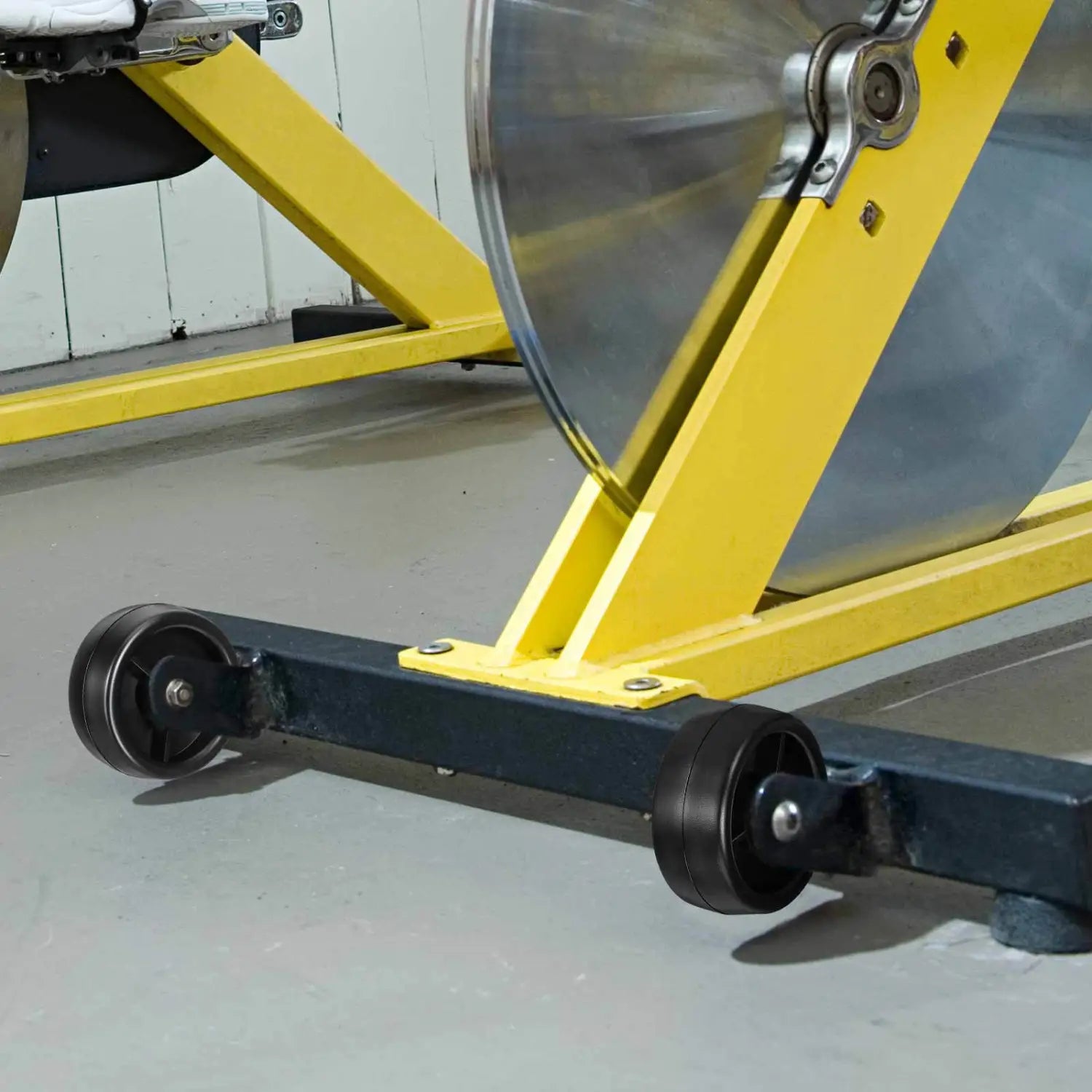 Support de rouleau industriel jaune et noir avec grand tambour métallique pour roues de remplacement de machine de salle de sport, lot de 4.