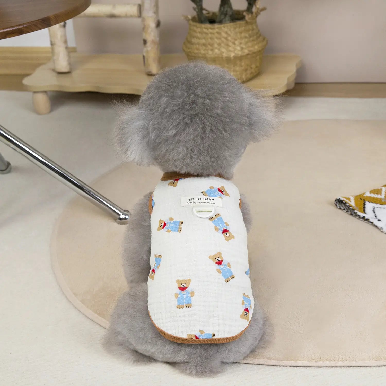 Chaleco blanco para perro con patrón de osito de peluche, con acentos en azul claro y rojo, elaborado con tejido de algodón suave para uso en ropa de perro, ropa de gato y ropa de mascotas.