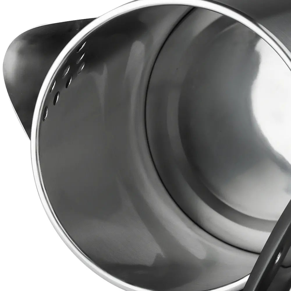 Glänzender Edelstahlsiebkorb mit schlankem modernem Design und gleichmäßig verteilten Perforationen, dargestellt neben einem Edelstahl-Elektro-Wasserkocher 2 l 1500 W.