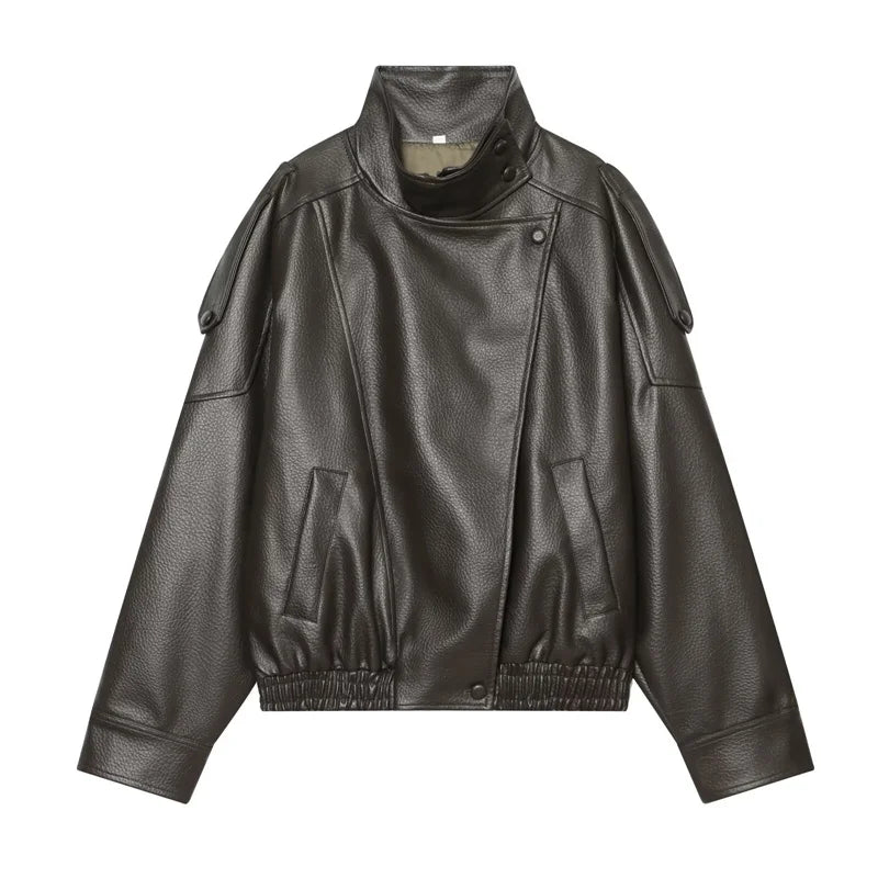 Dunkelgrüne Kunstleder-Motojacke mit hohem Kragen, Schulter-Epauletten und elastischen Ärmeln, gestylt als Kunstleder-Bomberjacke schwarz mit hohem Kragen.
