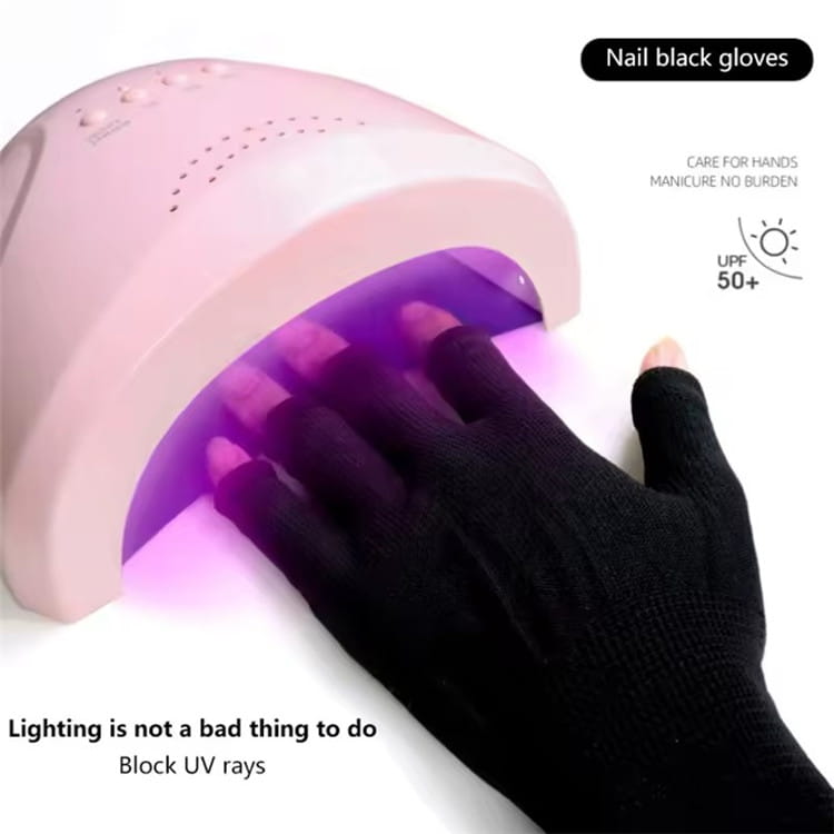 Un secador de uñas UV rosa con una mano que lleva guantes de punto sin dedos negros diseñados para soporte atlético unisex de la muñeca, en el interior.
