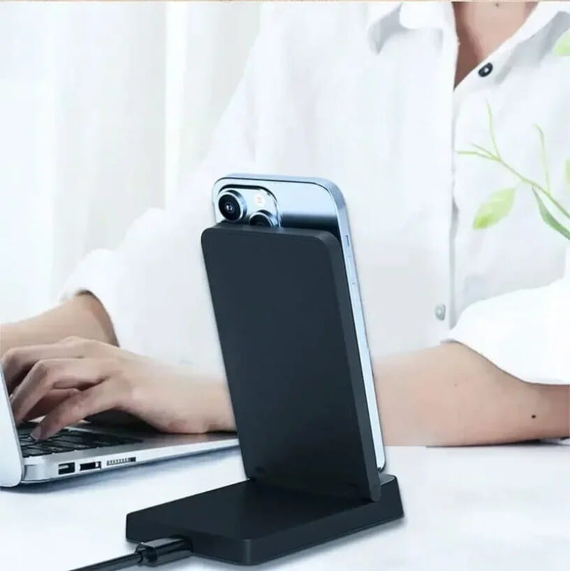 Cargador inalámbrico negro de 15 W con soporte abatible magnético para teléfono, que sujeta un iPhone con bordes plateados, con anillo magnético para carga inalámbrica