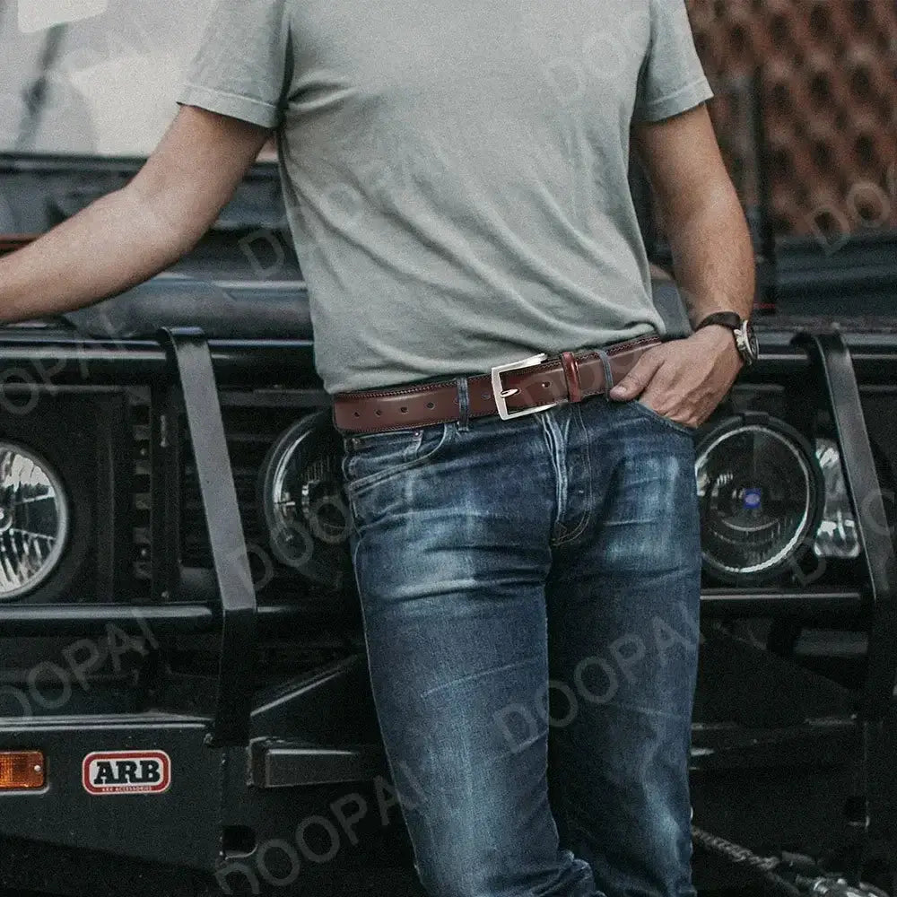 Ceinture à cliquet en cuir pour homme en cuir brun, avec boucle automatique à l’aspect argenté, vue de face