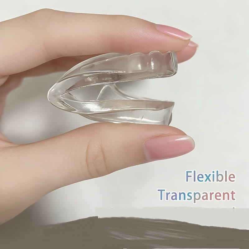 Transparenter, flexibler Kunststoff-Eckschutz, zwischen den Fingern gehalten, zum Schutz von Möbelkanten.
