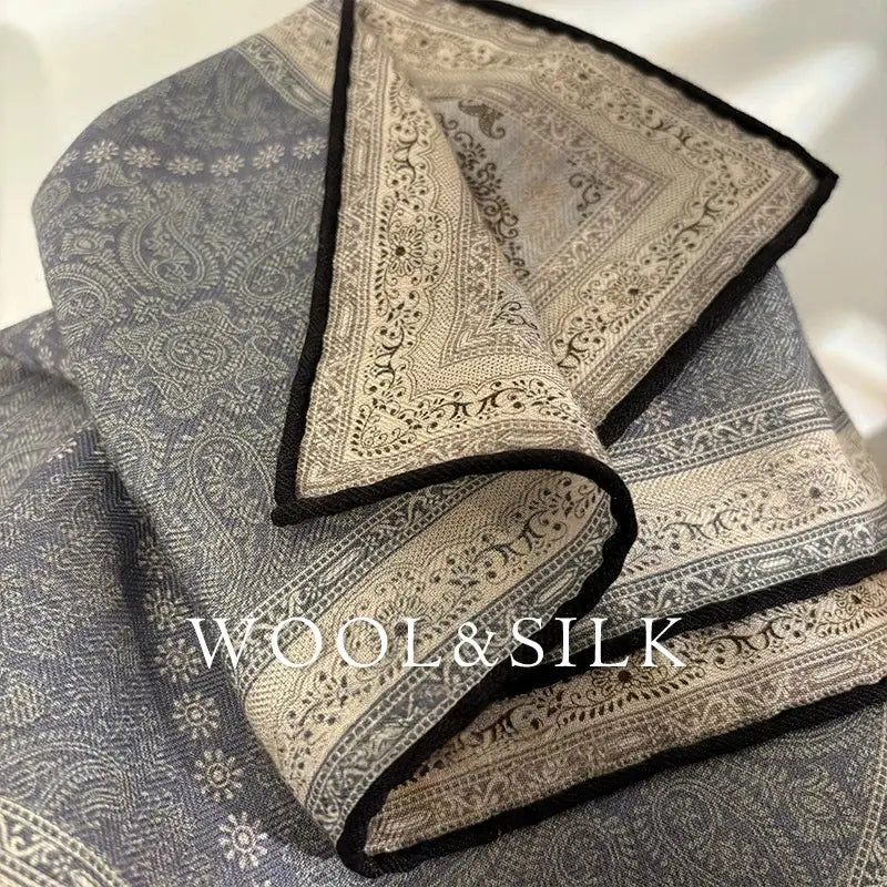 Ein luxuriöses graues und cremefarbenes Paisley-mustergesticktes Wollseidentaschentuch mit schwarzem eingefassten Kanten, gefertigt aus einer Mischung aus Wolle und Seide.
