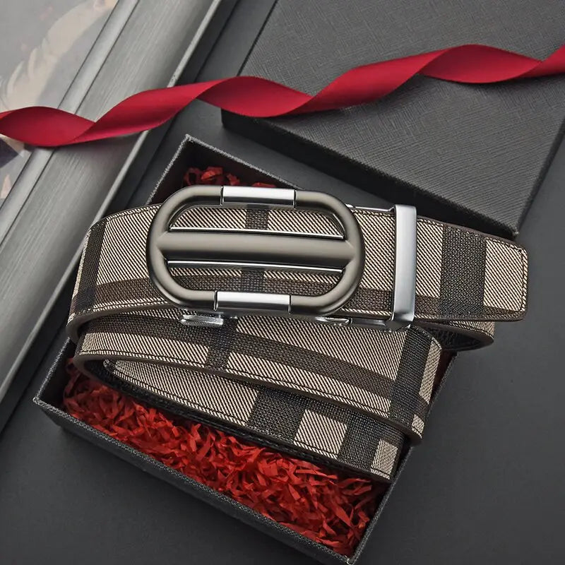 Ceinture en cuir à motif à carreaux pour homme au design élégant en brun et beige à motifs, avec une boucle automatique moderne à la finition argentée.