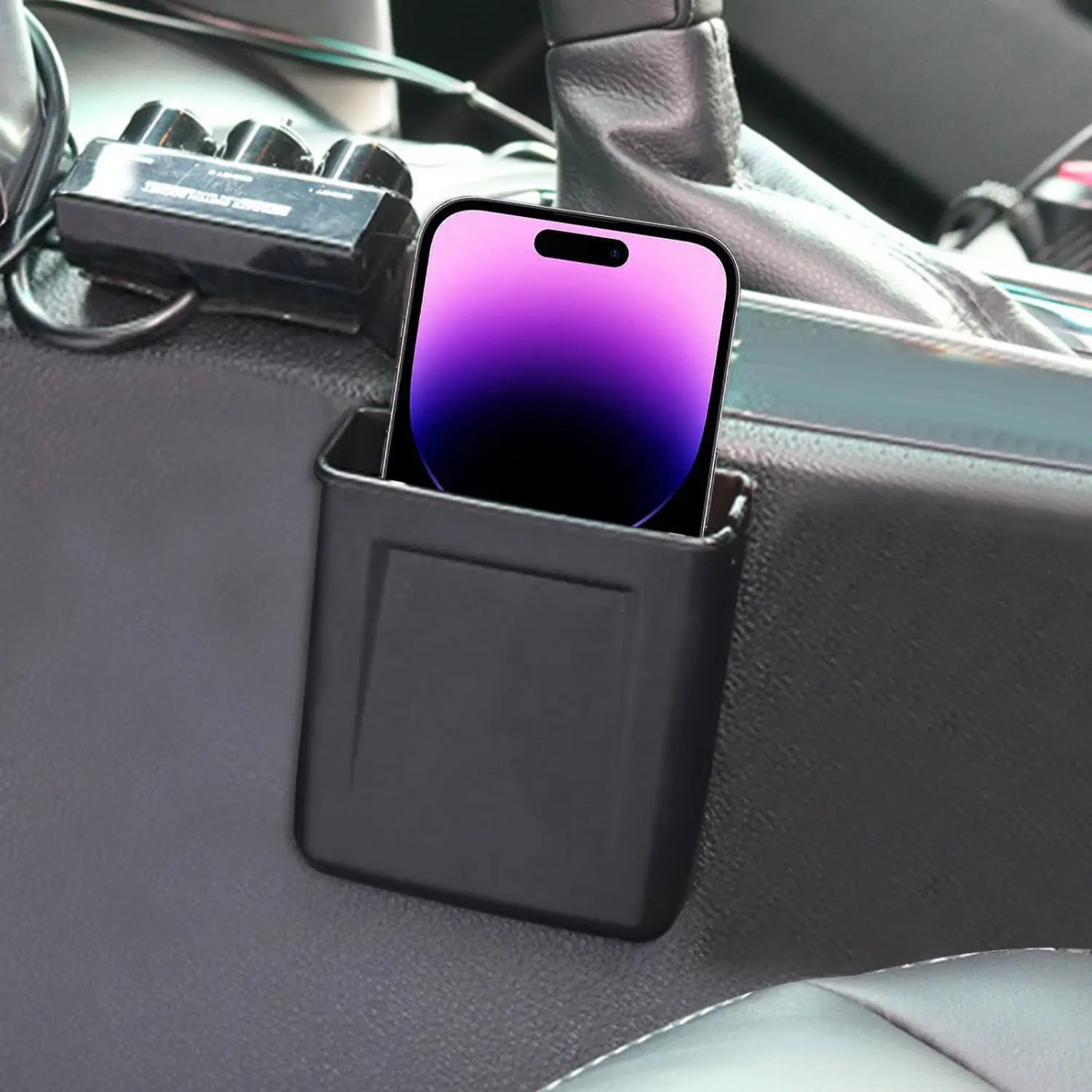 Organizador de almacenamiento para coche de bolsillo del tablero ABS de plástico negro, con un diseño rectangular elegante que sujeta de forma segura un iPhone.