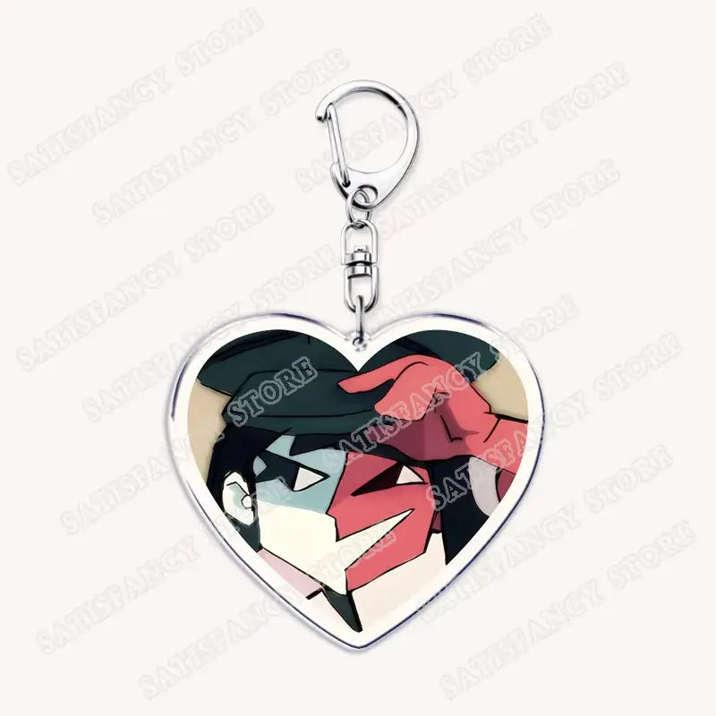Herzförmiger Acryl-Anime-Schlüsselanhänger mit einem Charakter mit schwarzem Haar, rotem Handschuh und dunkler Mütze vor hellem Hintergrund, ideal als Geschenk für Gamer.
