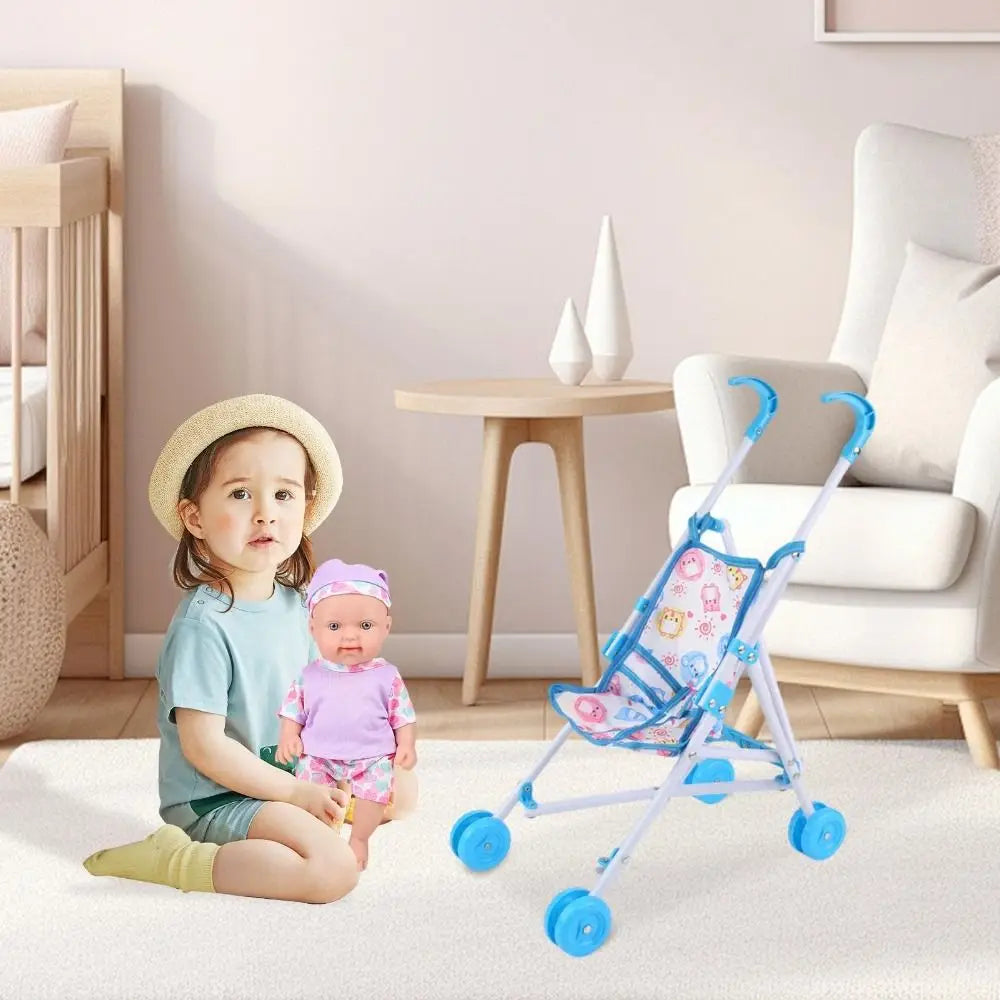 Blauer und weißer Plastikkinderwagen für Puppen mit gepolstertem Sitz aus gemustertem Stoff mit Cartoon-Charakteren, für das Spiel von Kindern.