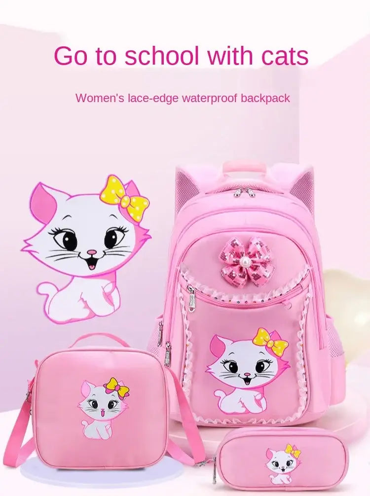 Rosa Katzen-Schulrucksack-Set für Mädchen mit einem rosa Rucksack mit katzenmotiviertem Design, mit Spitze eingefassten Details und floralen Verzierungen.