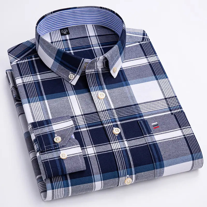 Chemise oxford à carreaux en coton, grande taille pour homme, présentant une conception boutonnée sur le devant à manches longues, pliée avec soin, en bleu marine, blanc et gris, avec des boutons de couleur crème.