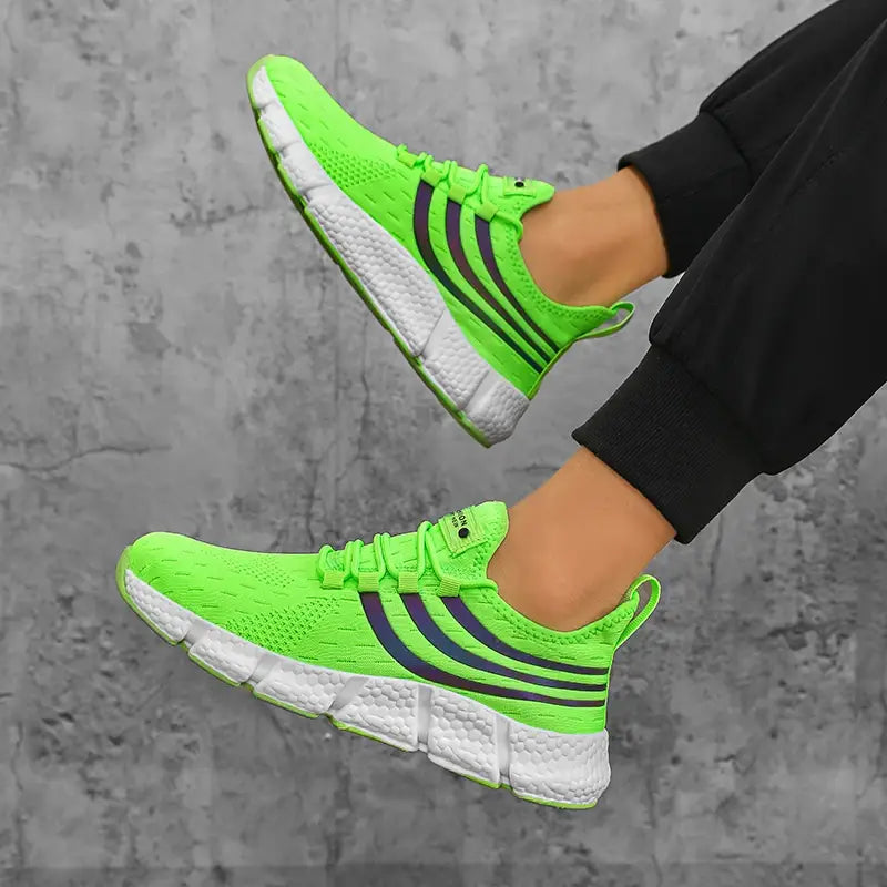 Baskets de sport décontractées en maille respirante pour hommes Zuuban adidas vert néon, avec des bandes noires et des semelles blanches.