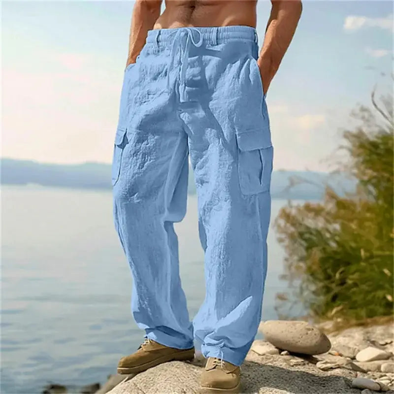 pantalons cargo en lin pour hommes décontractés et amples, en bleu clair, avec une taille à cordon de serrage et plusieurs poches, fabriqués à partir d’un tissu en lin respirant.