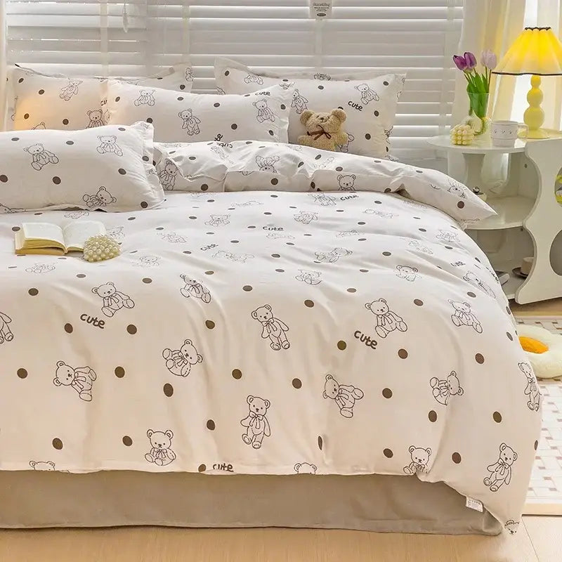 Weiße Bettdecke aus dem Niedliches Hasen-Kinder-Bettwäscheset (Queen/King), mit einem verspielten schwarzen Teddybären und Punkten/Muster mit dem Wort „cute“ in einer schlichten Schrift gedruckt.