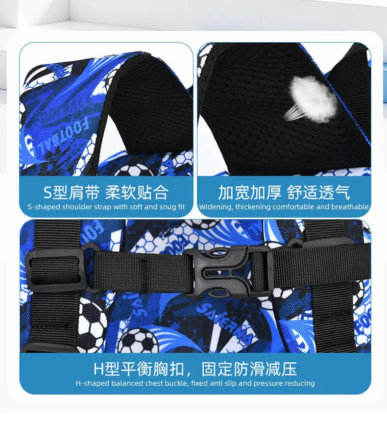 Blaues und schwarzes fußballbezogenes Jungen-Schulrucksack-Set mit Gurtgeschirr: S-förmige Schulterträger und H-förmige Brustschnalle, von der Rückseite dargestellt.