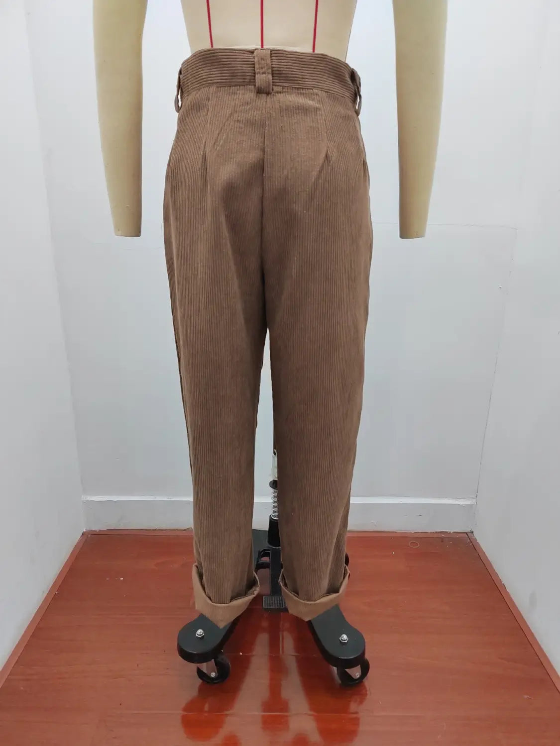 Pantalon en velours côtelé brun taille haute ample avec passant de ceinture et bas retroussés