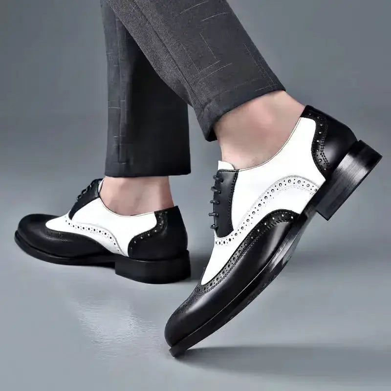 Zapatos de vestir tipo Oxford bicolor con costuras brogue para hombre en cuero negro y blanco con detalles perforados.