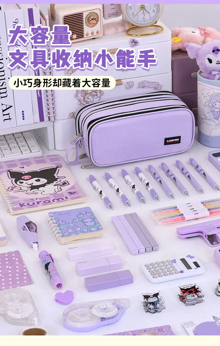 Lavendel-farbene rechteckige Stifttasche mit großer Kapazität in Flieder mit schwarzem Besatz und einem kleinen Markenetikett auf der Vorderseite, entworfen als Stationery-Organizer.