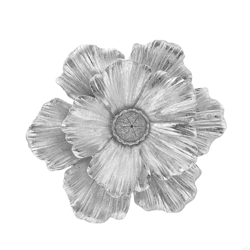 Décoration murale en résine de fleur métallique argent, sculpture, avec des pétales superposés texturés et un centre détaillé, avec un design en relief de pétales