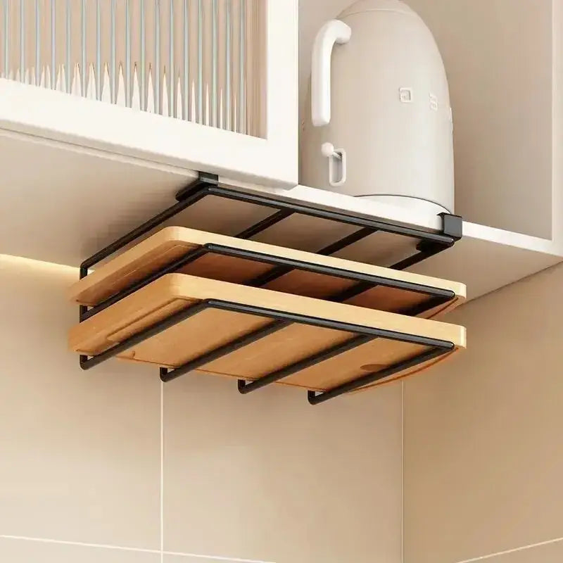 Étagère de cuisine murale suspendue en métal noir et en bois clair, à deux niveaux, pour ranger les porte-couvercles et les planches à découper.