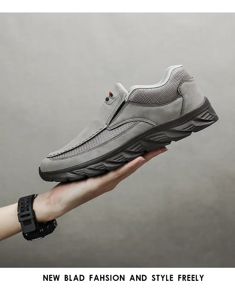 Herren-Lederschuhe im lässigen Stil in Grau mit Mesh- und Wildleder-Einsätzen sowie schwarzer Gummisohle.