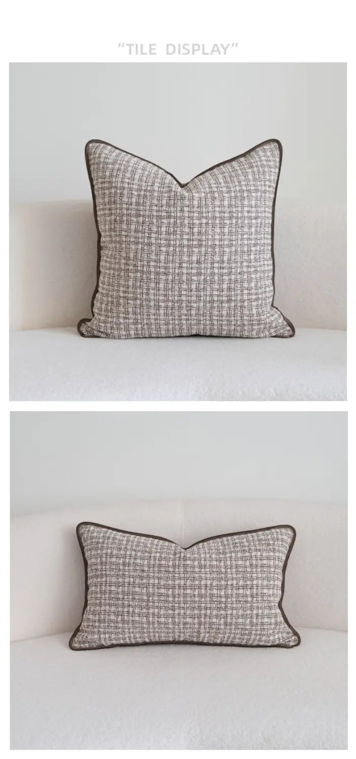 Beiger und grauer Tweed geometrischer Jacquard-Kissenbezug mit dunkelbrauner Paspel in braunem Maillard, im Retro-Stil.