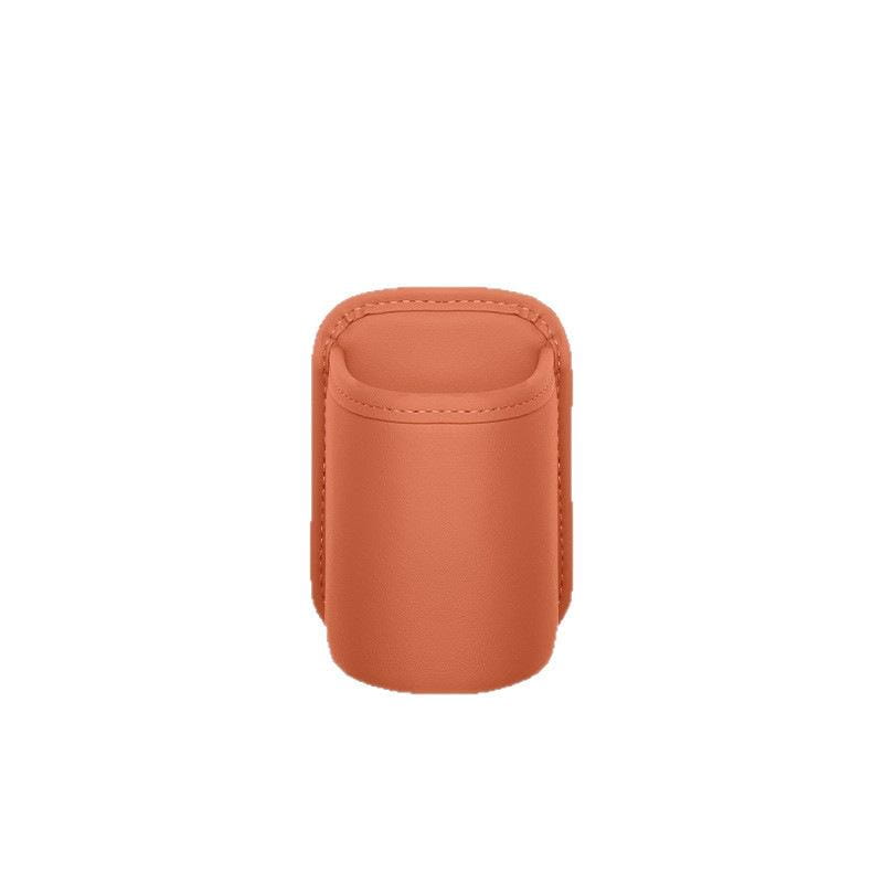 Organizador para asiento de coche y portavasos de cuero de color teja, elegante y de líneas sofisticadas, con costuras precisas y diseño minimalista.