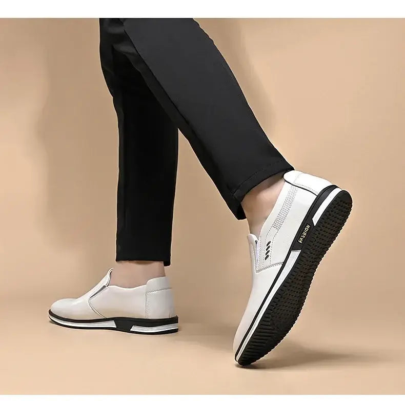 Zapatos de conducción casuales de cuero para hombre tipo slip-on en cuero blanco, con detalles en negro y suela de goma texturizada.