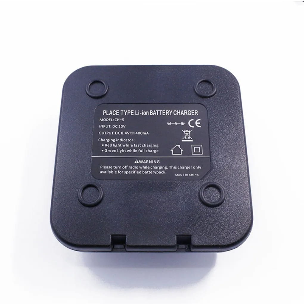 baofeng uv-5r 用のブラックのプラスチック製 usb バッテリ充電器。角を丸めた形状で、リチウムイオン電池用の円形のくぼみを4つ備えています。