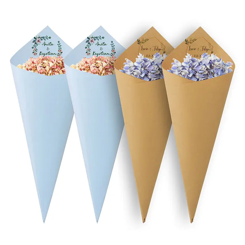 Personalisierte Hochzeits-Konfetti-Tüten, 30 Stück, aus hellblauem und braunem Papier, gefüllt mit getrockneten Blumen, mit eleganter Schreibschrift und Namen.