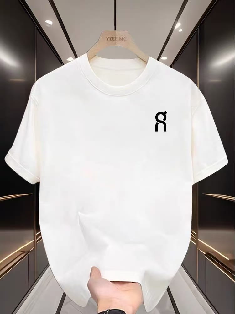 Camiseta deportiva de verano unisex blanca con mangas cortas y un logotipo minimalista negro en el lado izquierdo del pecho.