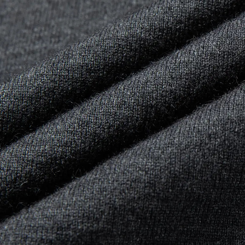 Herren-V-Ausschnitt-Strickpullover in dunkelgrauem, strukturiertem Wollstoff mit dezent veredeltem, meliertem Erscheinungsbild