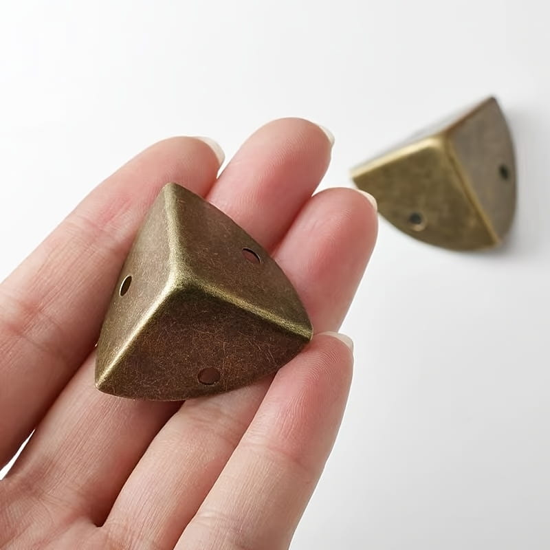 ensemble de protecteurs d’angle en laiton ancien de 24 pièces, présentant un design triangulaire avec trois trous de montage pour la protection du mobilier.