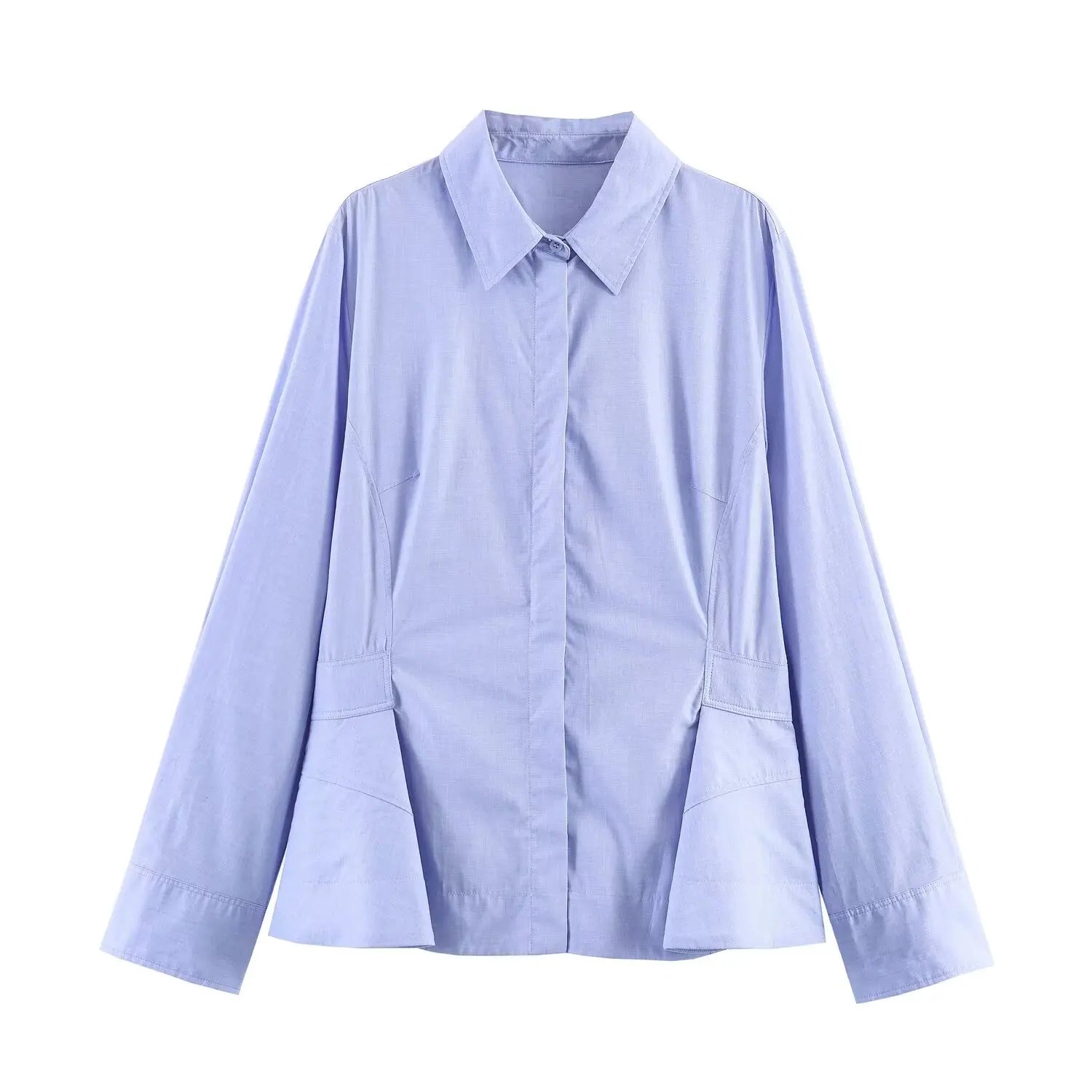 Una blusa de manga larga de corte entallado para mujer en azul claro, con cuello clásico y puños con vuelo, adecuada para prendas de uso casual en el ámbito empresarial.