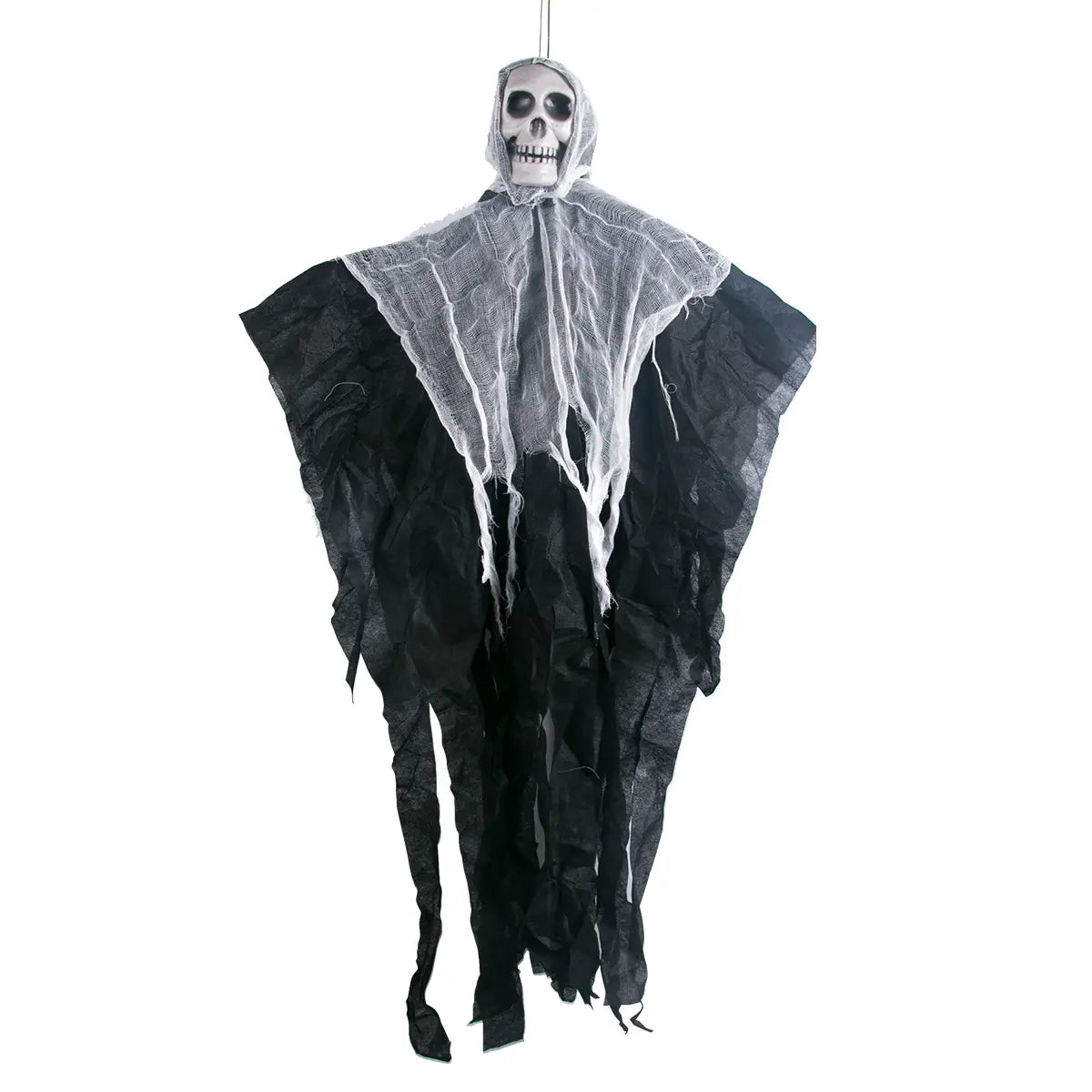 Décoration d’Halloween suspendue en forme de fantôme avec une tête de crâne noir et blanc, une robe en tissu déchiré et des détails de toiles d’araignée.