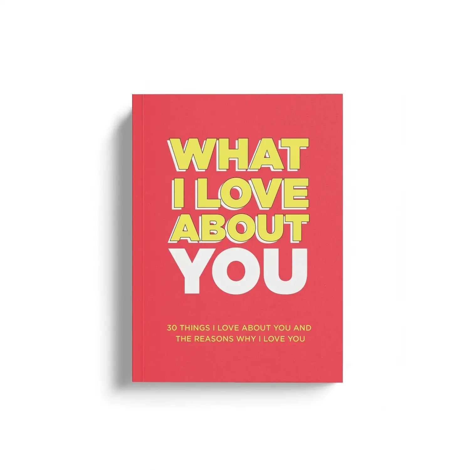 Un livre « Mom Dad Fill in Love » à couverture rigide rouge corail vif avec un texte jaune et blanc en caractères gras sur la couverture.