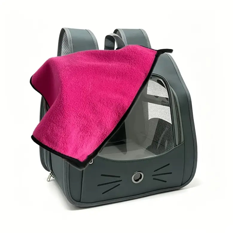 Sac à dos pour chat gris foncé et ensemble sac à dos et serviette pour animal portable, avec panneau avant transparent, découpes de moustaches noires et une couverture polaire rose vif drapée sur le dessus.