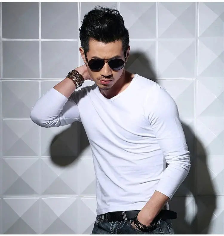 T-shirt blanc à manches longues et encolure en V, coupe slim, en coton, présenté de face