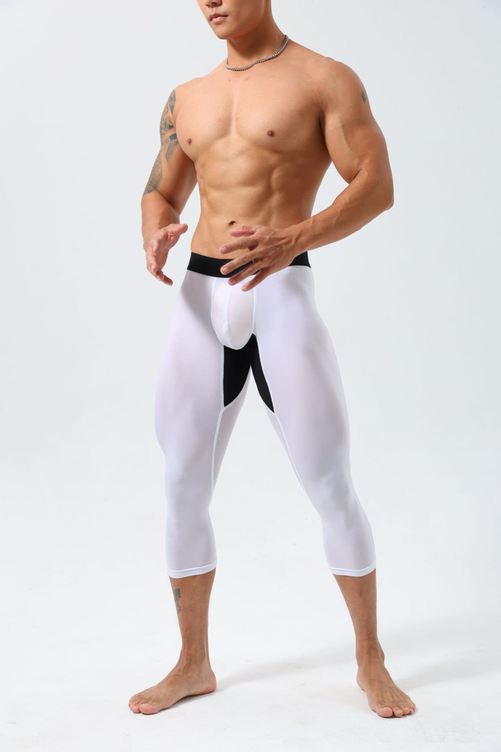メンズ用ナイロンフィットネスタイツ、トレーニングパンツ。ホワイトとブラックの洗練された、体にフィットするデザイン。
