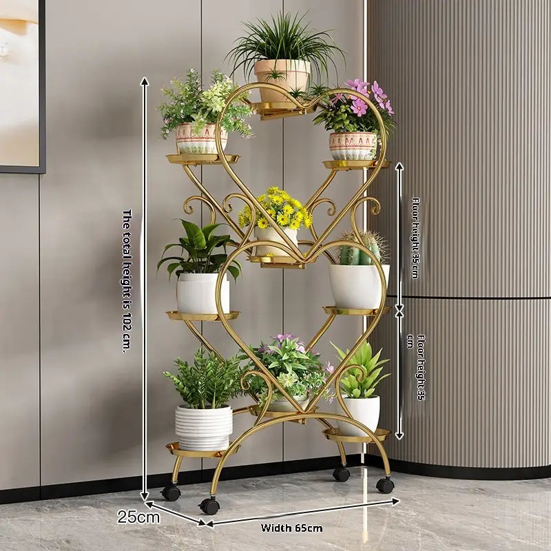 Blumenständer aus goldfarbenem Metall in Herzform mit fünf Ebenen und schwarzen Rollrädern zur Präsentation von Blumentöpfen
