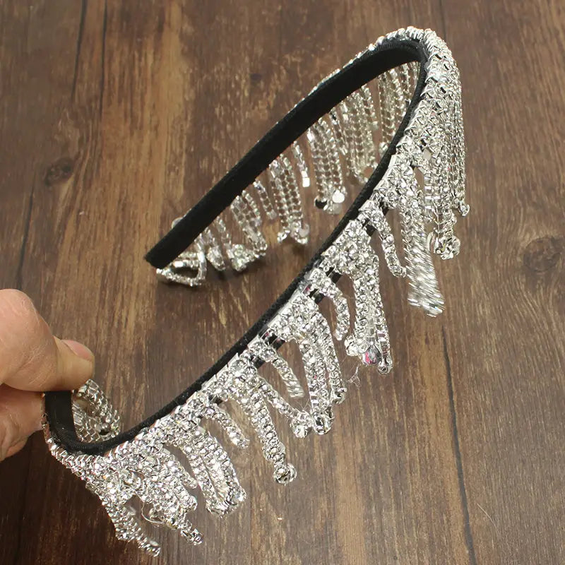 Diadème en strass argenté avec chaînes en cristal pendantes et bande élastique noire, conçu comme un serre-tête élégant en perles et strass pour la coiffure de mariée.