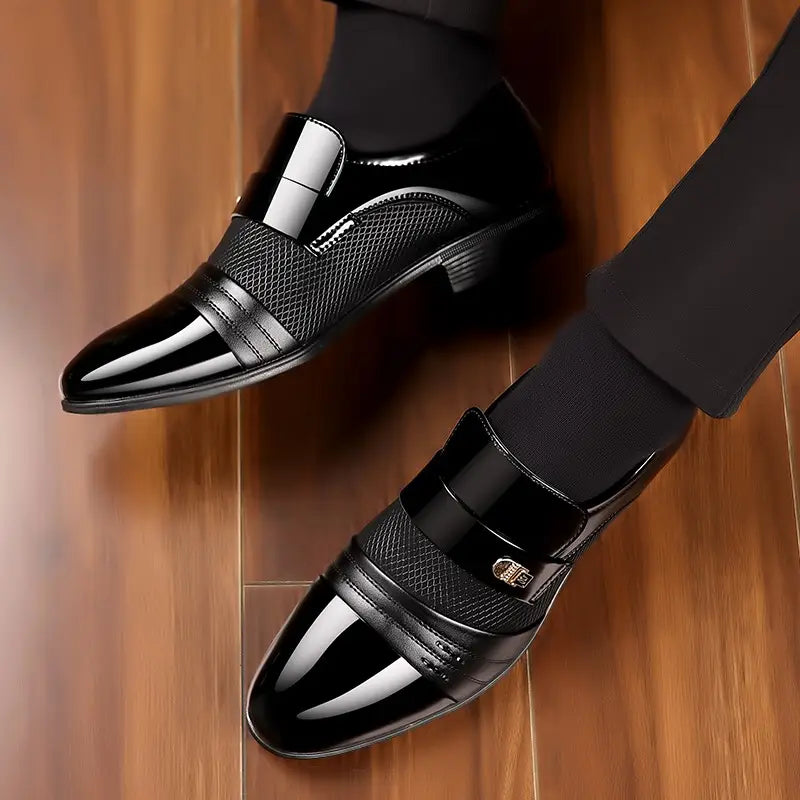 Chaussures habillées à enfiler en cuir à bout pointu, modèle Oxford, pour homme, en cuir verni noir et en maille, avec un design moderne et épuré.