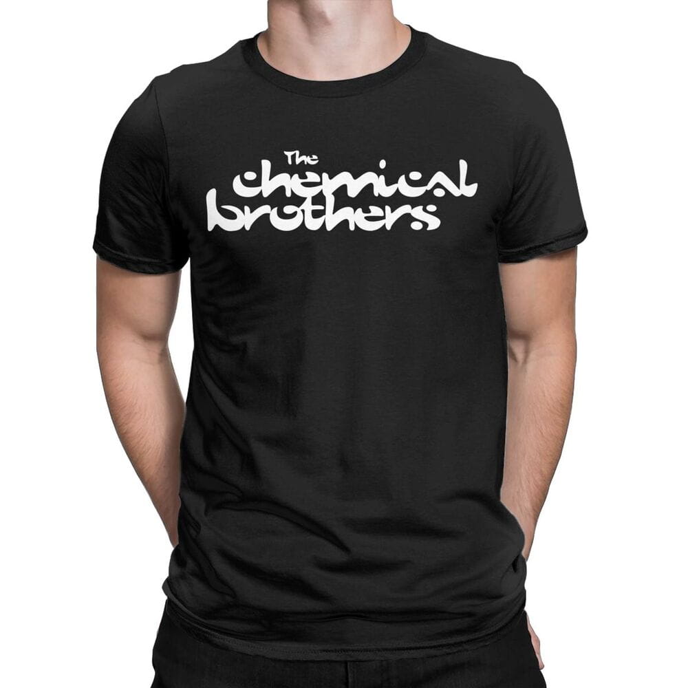 チェスト全面に、スタイライズされたホワイトの「Chemical Brothers」ロゴをプリントしたブラックの半袖コットンTシャツ。