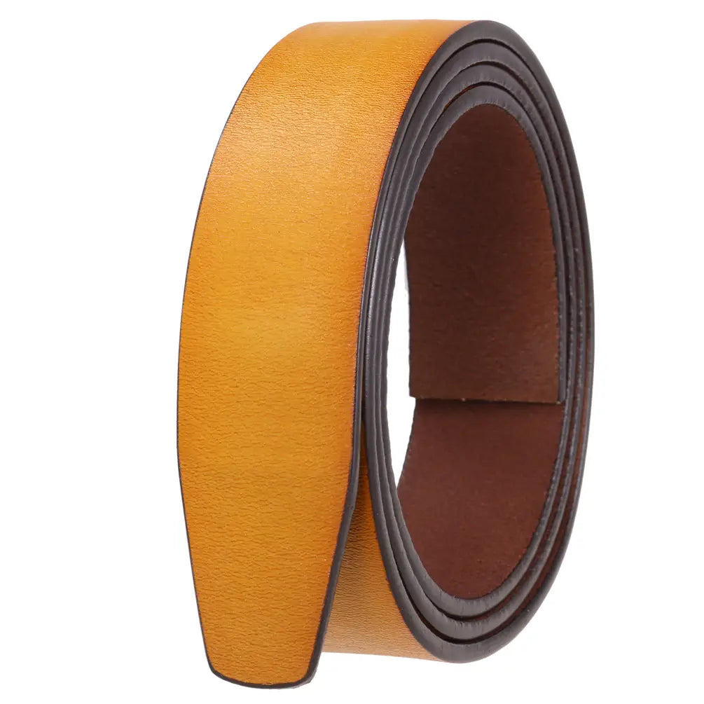 Une sangle de ceinture en cuir à cliquet enroulée sans trous 3,5 cm pour homme en cuir beige, avec une doublure intérieure brun foncé contrastante.