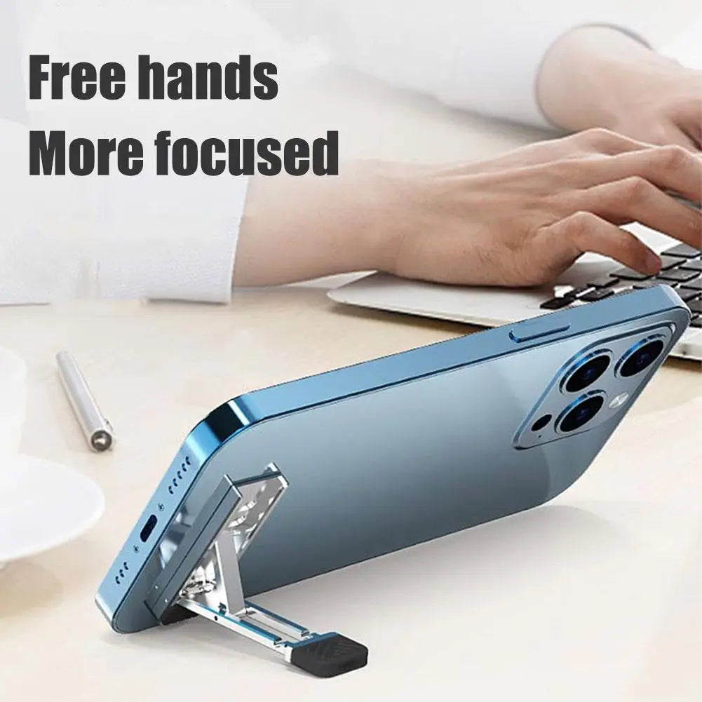 Smartphone bleu reposant sur un support portable pliant pour ordinateur portable en aluminium argenté et noir, avec hauteur réglable.