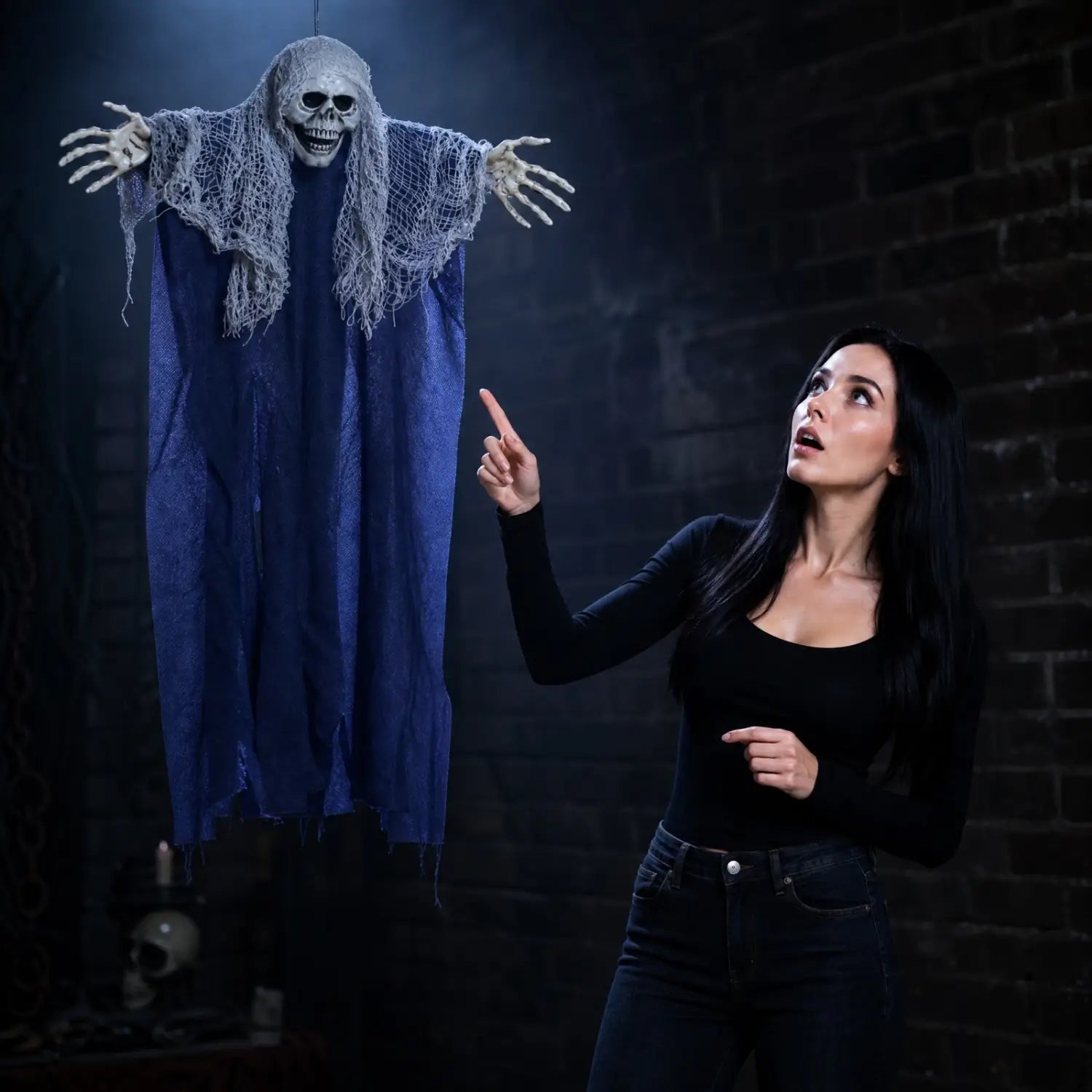 Décoration d’Halloween suspendue en forme de squelette fantôme, accessoire suspendu, présentant une silhouette squelettique suspendue effrayante, vêtue d’une robe bleue déchirée, avec un tissu gris évoquant une toile drapé sur ses épaules, idéale pour des salles d’évasion et pour des présentations suspendues d’Halloween