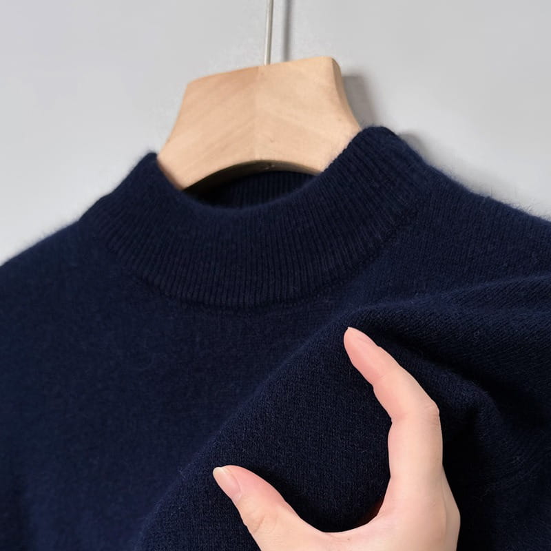 Herren-V-Ausschnitt-Strickpullover in einem weichen, kräftigen Marineblau mit geripptem Rundhalsausschnitt und plüschiger Struktur für lässige Winterkleidung.